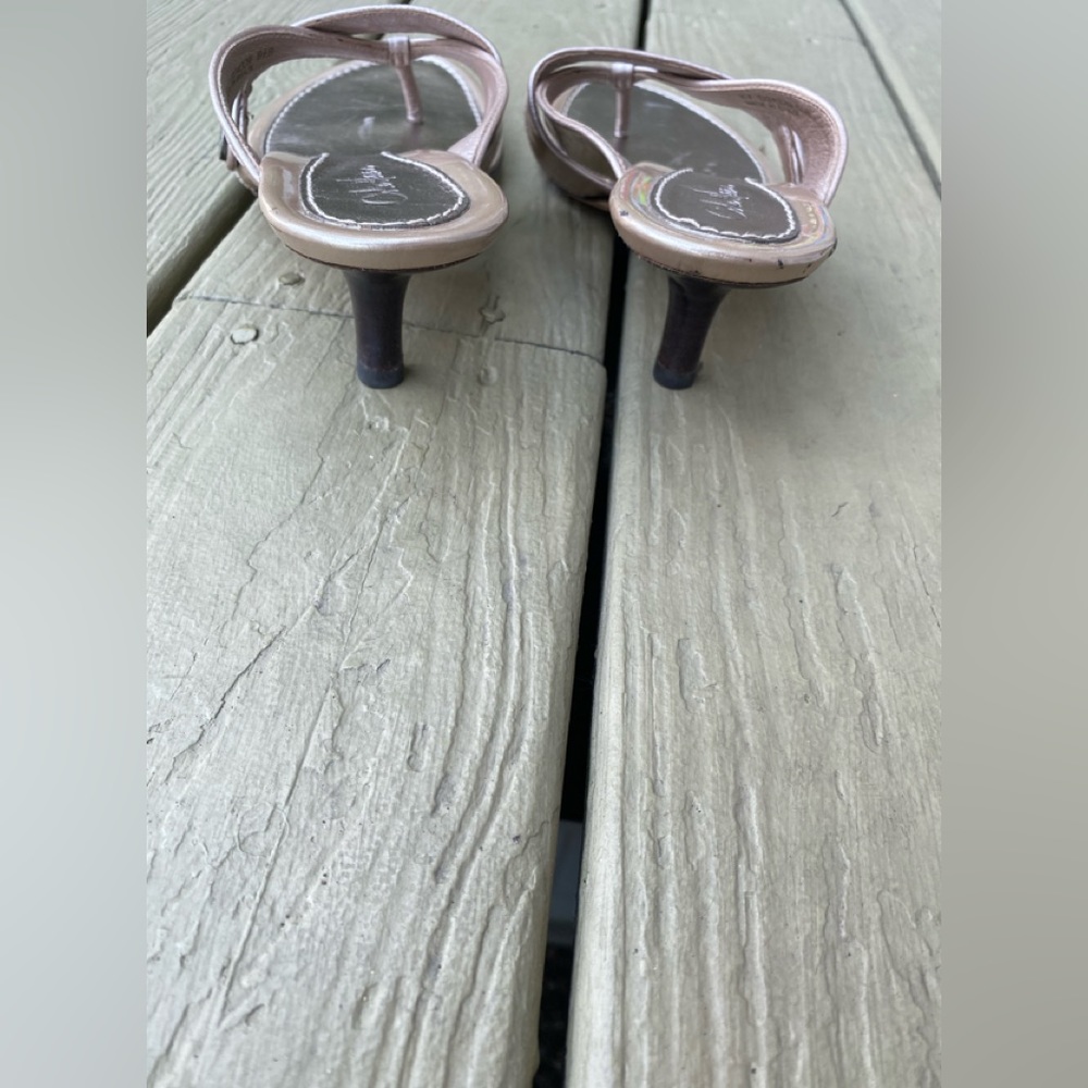 Cole Hann - Lovely cream color patent leather thong sandals with 2” heels, 9.5 - Picture 5 of 9